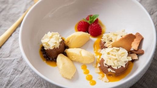 Image for Geschichteter Genuss: Schoko-Frucht-Mousse mit Waffeldeko