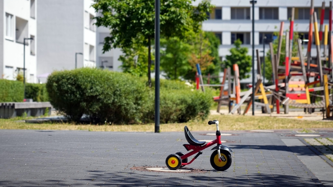 Image for Sollten Kinder in der «Mittagshitze» draußen spielen?
