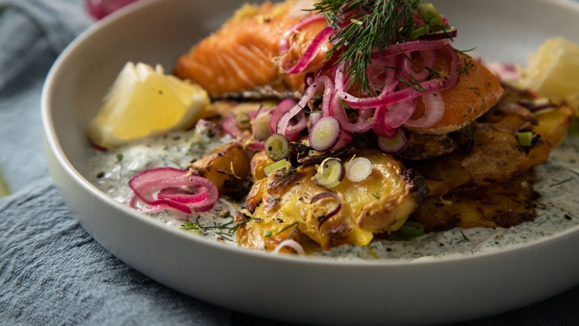 Image for Für Mittsommer: Schweden-Salat mit crispy smashed Potatis