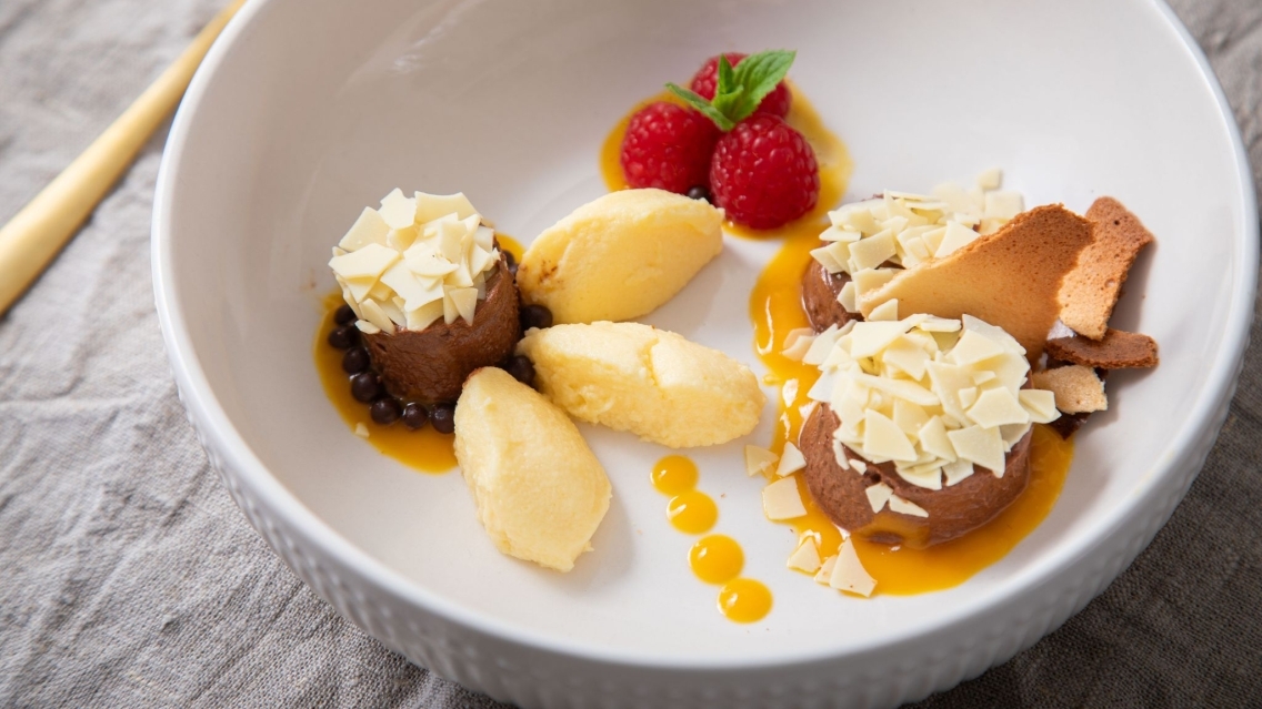 Image for Geschichteter Genuss: Schoko-Frucht-Mousse mit Waffeldeko