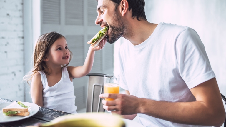 Gemeinsames Essen stärkt Bindungen: Regelmäßige Mahlzeiten in Gesellschaft fördern Austausch und emotionale Verbundenheit.