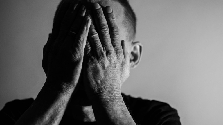 Auch seelische Erkrankungen können Betroffene behindern. Daher haben sie unter Umständen Anspruch auf besonderen Schutz, Reha oder auch finanzielle Hilfen.