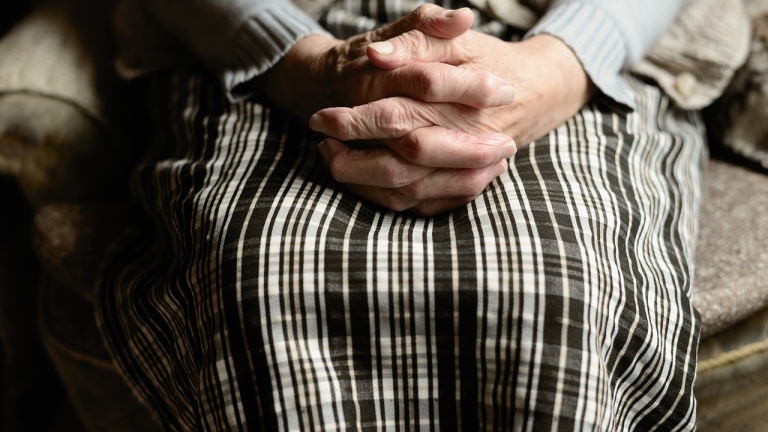 Morgens immer fürchterlich müde: Viele Ältere können beim Thema Schlafstörungen mitreden.