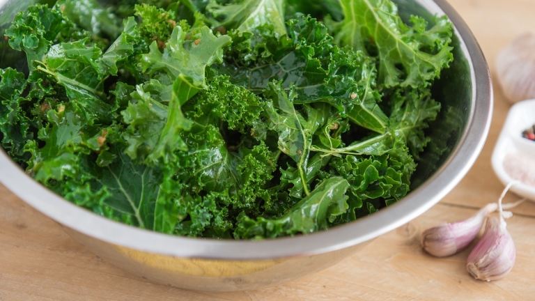 Grünkohl schmeckt auch als Salat, zum Beispiel mit Nüssen und einem kräftig-würzigen Dressing.