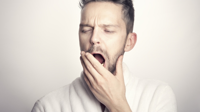 Wenn nachts das Gedankenkarussell rast, gilt: Nur durch Liegenbleiben kann man's nicht stoppen. Aber es gibt Abhilfe.