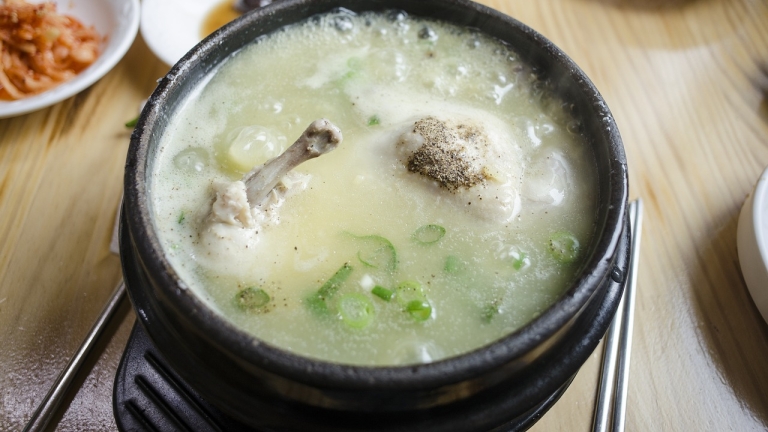 Hühnersuppe bei Erkältung: Wissenschaftliche Beweise für eine Heilwirkung gibt es nicht, dennoch kann heiße Suppe durch Wärme wohltuend sein.