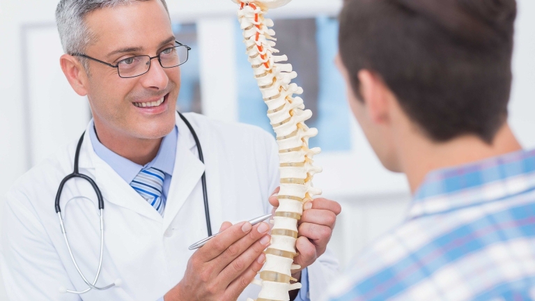 Bewegung ist die beste Medizin: Schon 160 Minuten Gehen pro Woche können helfen, Kreuzschmerzen vorzubeugen.