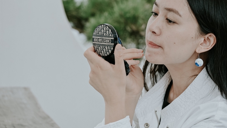 Wächst es wieder? Viele Frauen kennen einzelne, drahtige Haare am Kinn oder Hals.